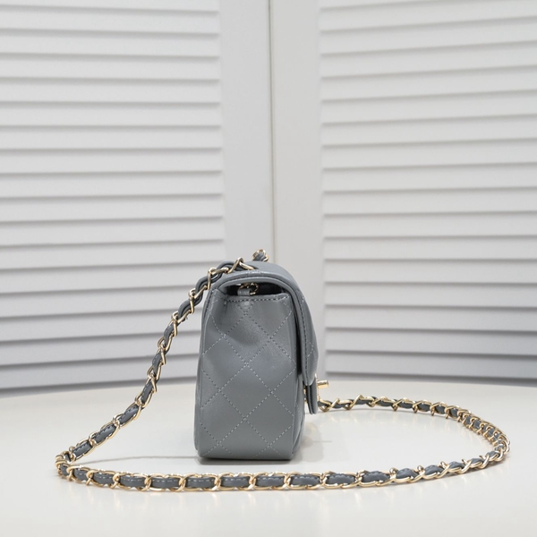 シャネルバッグ背面デザイン